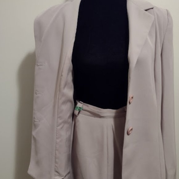 Ingenuity, 2pc Pant Suit, Beige Color, Size-12, Dry Cleaned - Picture 4 of 8